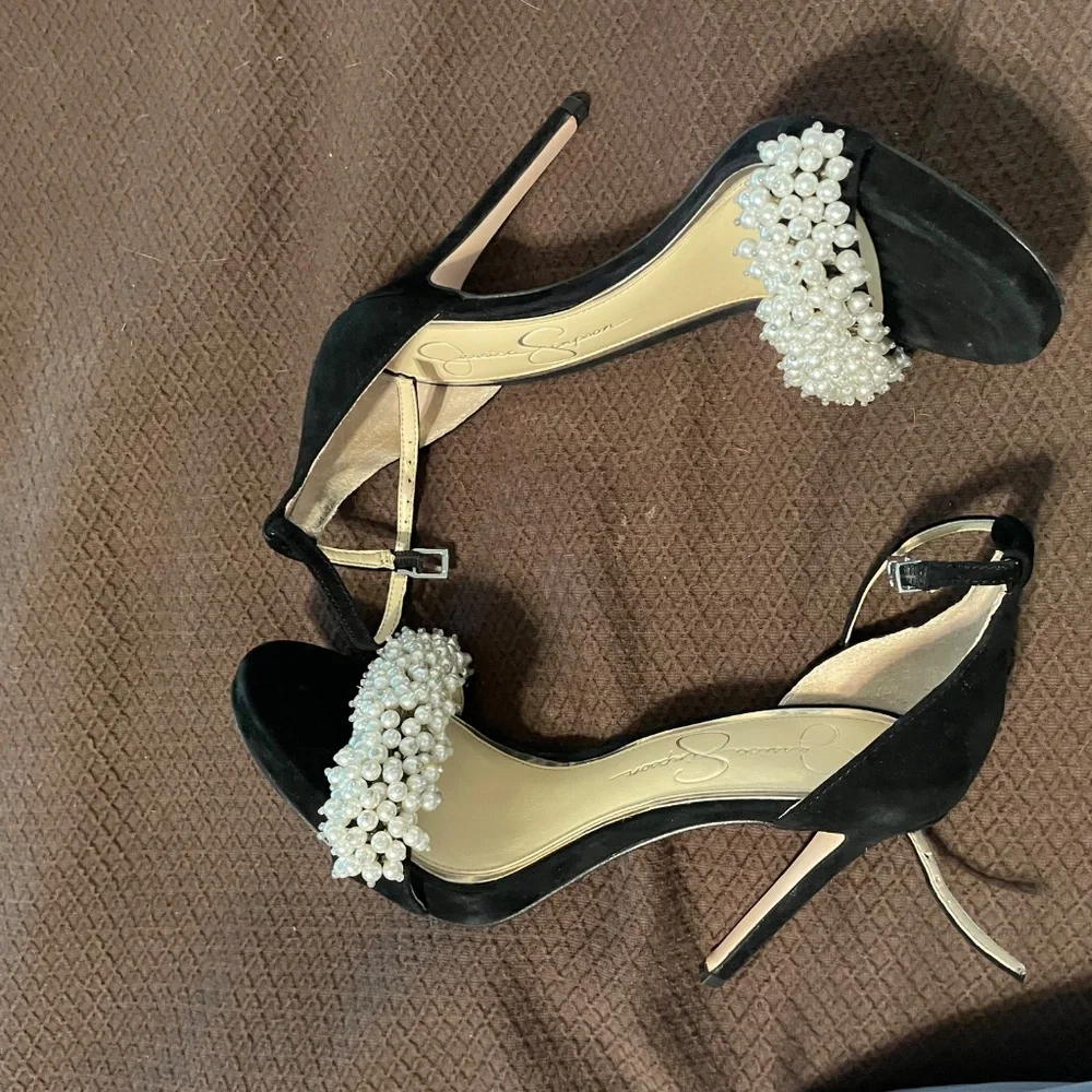 Black velvet with pearl accent heals - Picture 3 of 5